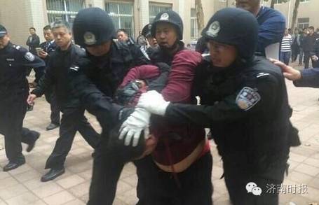 骇人听闻的学生袭击老师事件,郭店中学持刀伤人新闻