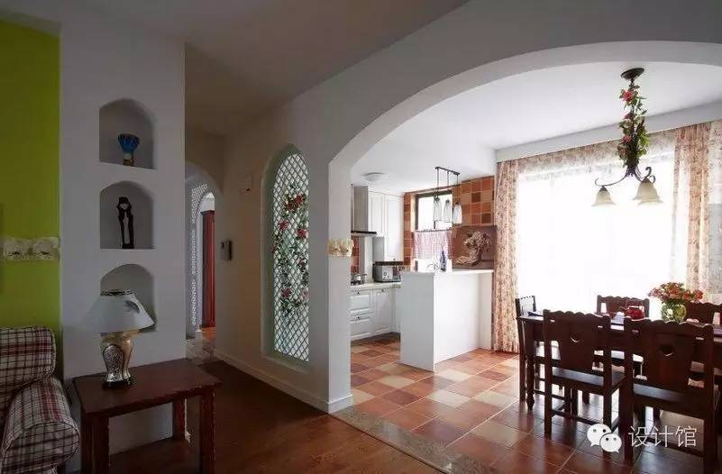 一边铺瓷砖一边铺地膜,一边贴砖一边填缝吗