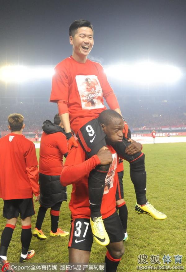 辽足欢庆保级肇俊哲光荣退役被队友抛起