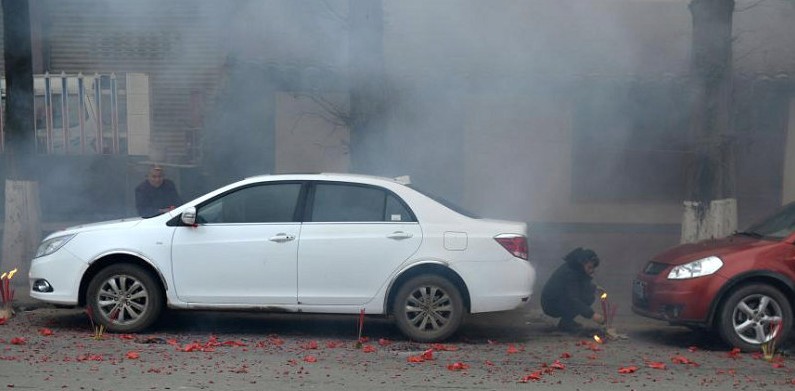 买新车回家放礼炮,今天提了新车放个鞭炮庆祝一下