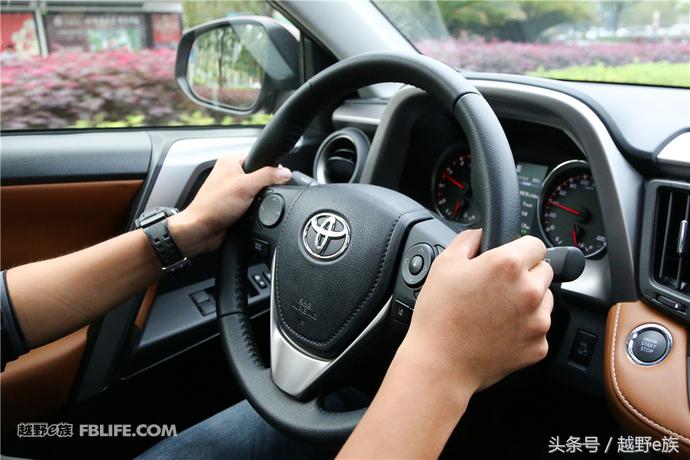 rav42.0四驱尊贵版试驾,2016rav4风尚评测