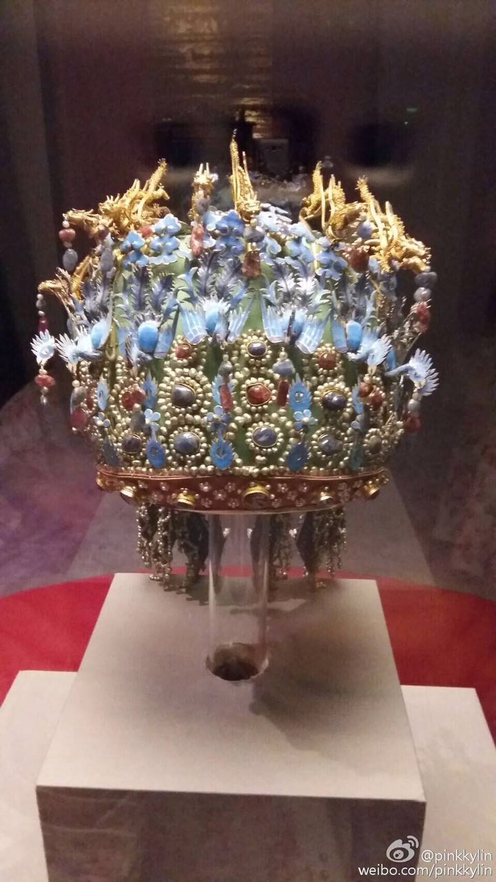 慈禧太后最漂亮的珍珠凤冠图片,万历皇帝的金丝皇冠被卖外国了吗