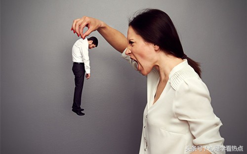 老公把家里砸了包括车子,老公砸家具妻砸车