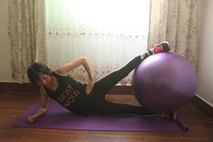 瑜伽球的锻炼腹肌方法,瑜伽球核心腹肌训练