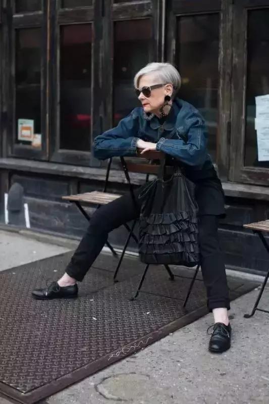 60岁老太跳广场舞,比较胖的老奶奶跳的广场舞