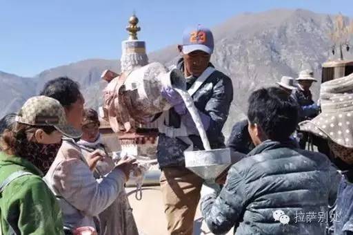 布达拉宫粉墙时间,布达拉宫一年一度的刷墙日