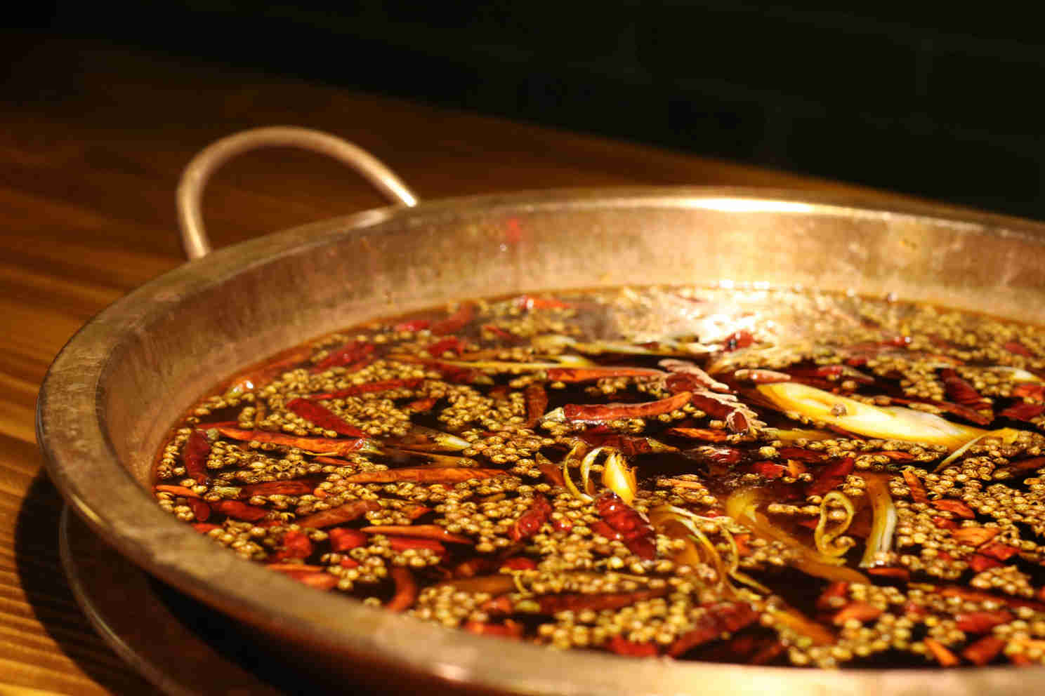 重庆和成都火锅流派有什么不同,四川和重庆的火锅最为出名怎么说