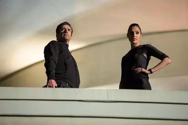 放着间谍这份很有前途的职业，为什么要当逗比呢