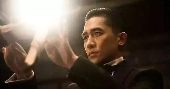 网友说,他的眼神无法以言语来形容