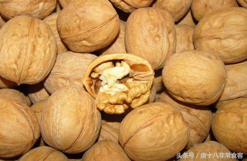 核桃剥开可以放多久,带壳的核桃放多久就不能吃了