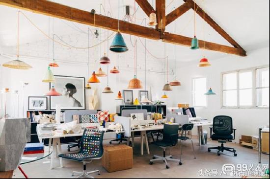 他把亚马逊河上的5000只塑料瓶变成艺术品！