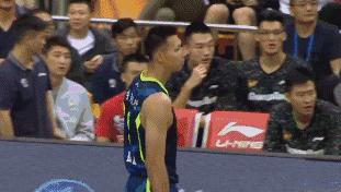 易建联拒绝穿的李宁篮球鞋,易建联扔掉李宁鞋事件gif