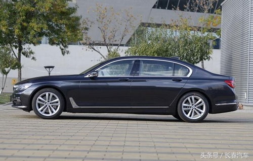 开宝马坐奥迪视频,bmwm750lixdrive试驾