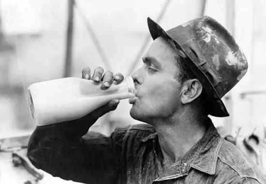 袋牛奶和盒子牛奶一样吗,牛奶包装盒和袋有什么区别