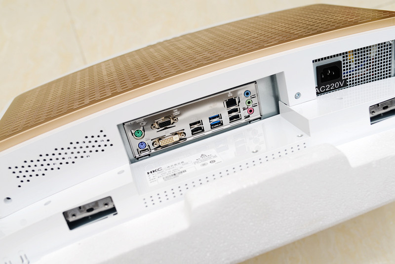 破天荒！HKCX320一体机带曲面屏，性能还能秒台式机