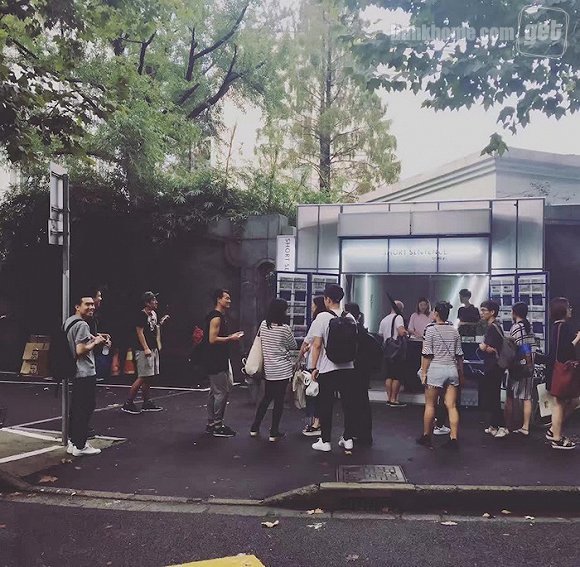 上海的这家书报亭变成了牛仔裤快闪店