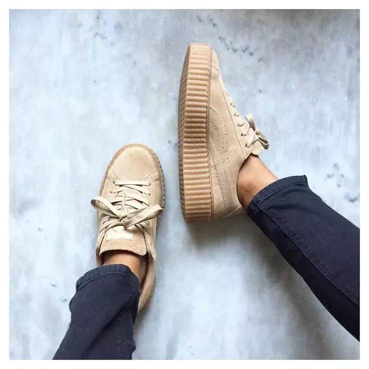 还在穿小白鞋吗,还在穿冬天的鞋子