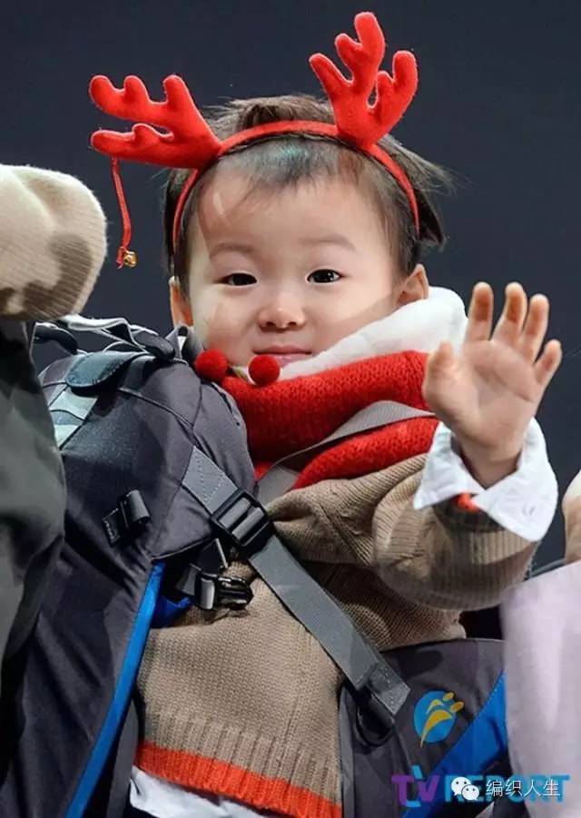 儿童毛衣怎么穿出时尚感,短款洋气小毛衣明星穿搭