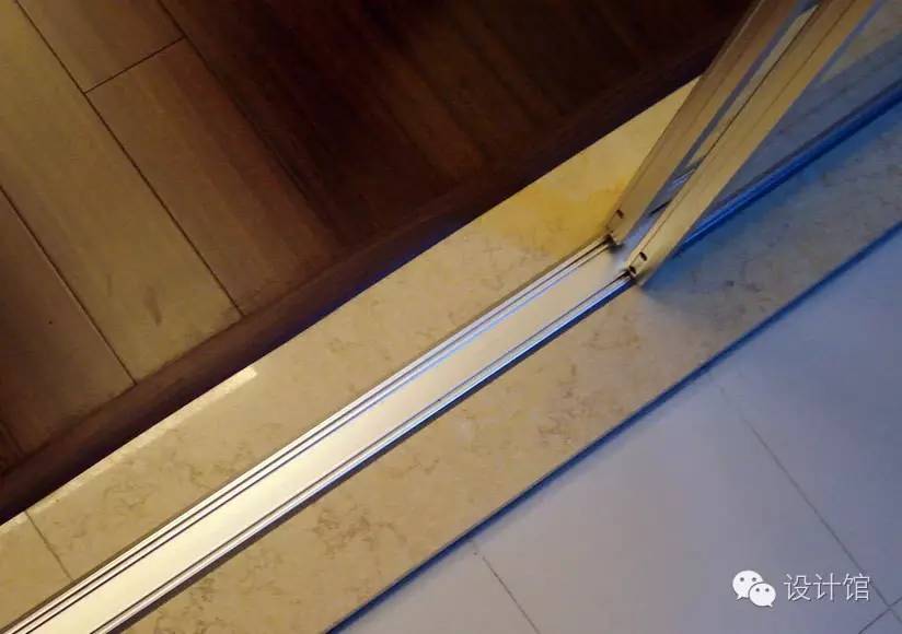 一边铺瓷砖一边铺地膜,一边贴砖一边填缝吗