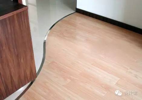 一边铺瓷砖一边铺地膜,一边贴砖一边填缝吗