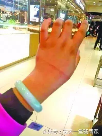 手镯玉戴上取不下来怎么办,手镯拿不下来的小妙招