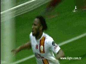 足球场上用生命防守瞬间,足球场上的救人感人瞬间