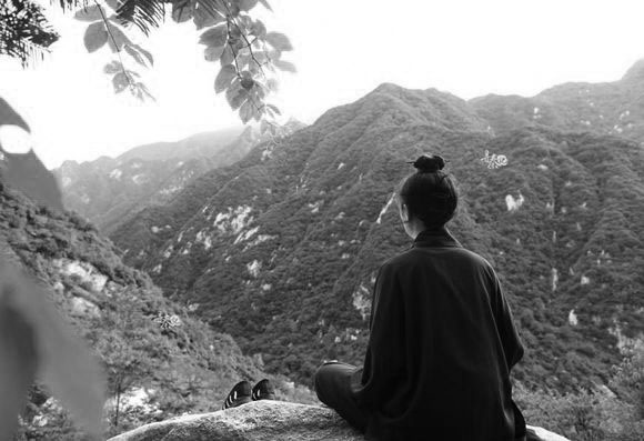 父亲背后长了个恶疮，花了很多钱也治不好，一个道人却轻松医治