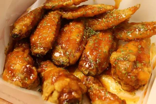 周一上班有情绪？能用嘴巴解决的，我们尽量不动手！