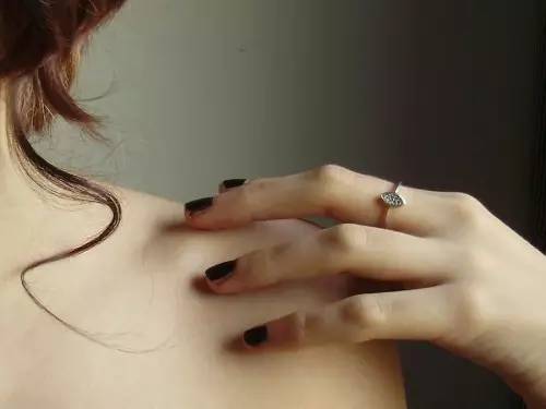 年轻人肩周炎是什么原因引起的,肩周炎是冬季高发期吗