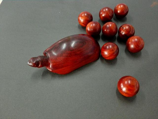 从朋友那抢了块料子，心情不好雕个乌龟王八蛋！