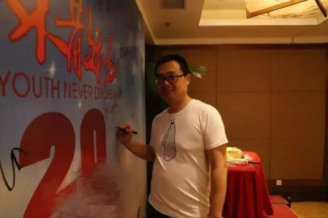 大爷坚持健身十年练就一身腱子肉,30岁中年大叔健身逆袭成小鲜肉