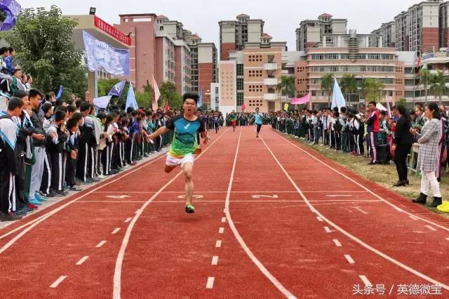 英德这个老师居然站在垃圾车上面？还引得学生连连尖叫！
