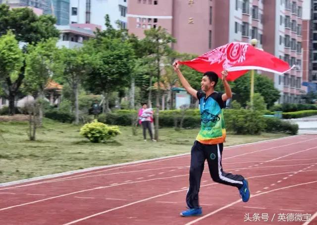 英德这个老师居然站在垃圾车上面？还引得学生连连尖叫！