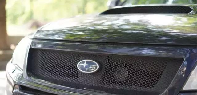 车引擎盖有凹洞,汽车引擎盖穿了个洞是换还是修