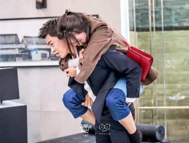 孔孝真同款棉袄,孔孝真穿搭灰色大衣