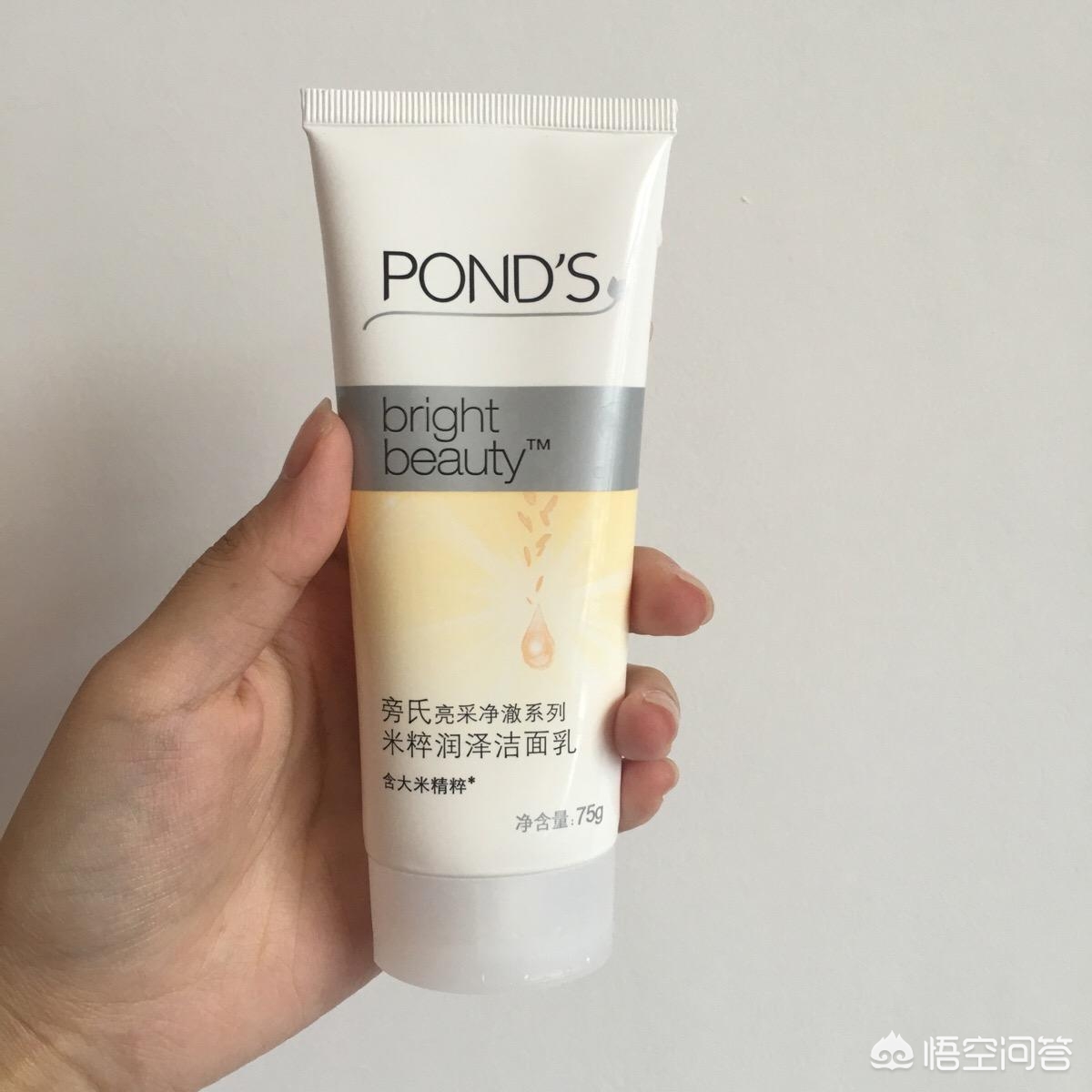 冬天身上有一层白白的皮屑，脱秋裤时像雪花纷纷落下，如何去除？