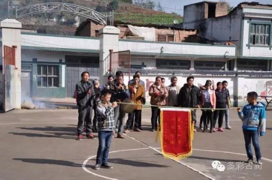 学生蹊跷迟到老师警觉救了四条命,学生迟到老师救了一家三口