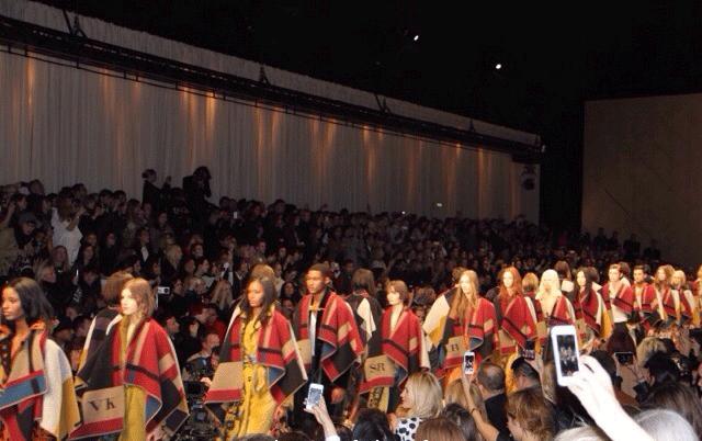 这条礼仪小姐的“迎宾带”，竟然被日日、袁姗姗……抢披上身！