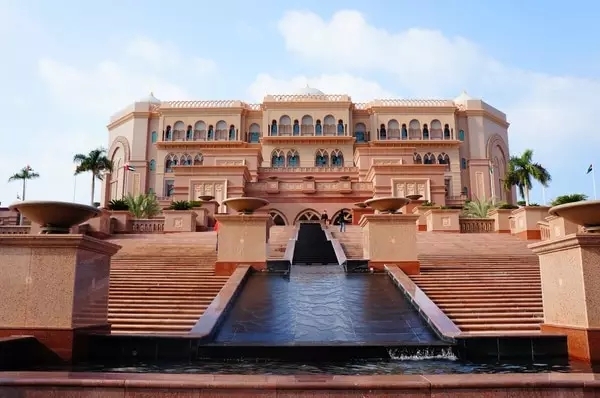 比迪拜富有的阿布扎比,阿布扎比跟迪拜哪个富有