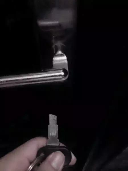 钥匙断在锁里有什么好办法,钥匙断在锁里边了怎么办开锁