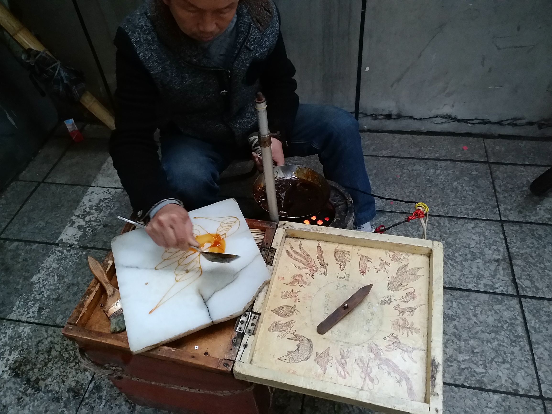 快要消失的传统手艺中国糖画,传统的非遗文化中国糖画