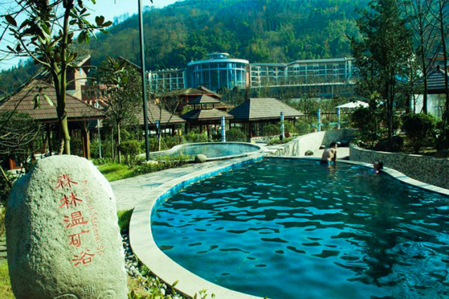 你那不是泡温泉，顶多算泡澡