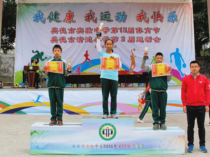 英德这个老师居然站在垃圾车上面？还引得学生连连尖叫！