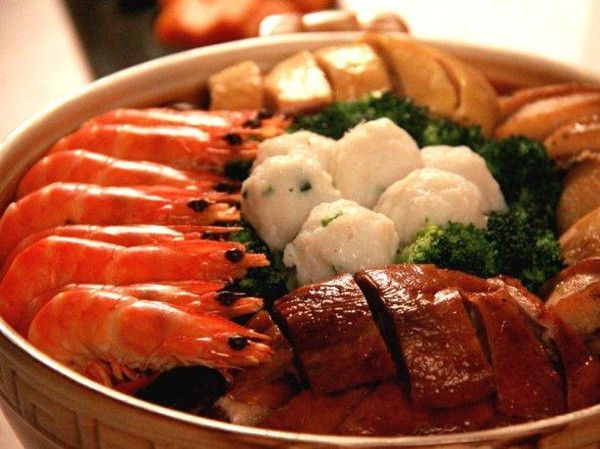 一群人吃一盘菜的视频,百人吃酒席场面