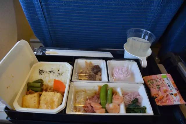 出行必备！空姐告诉你航空公司有哪些免费服务