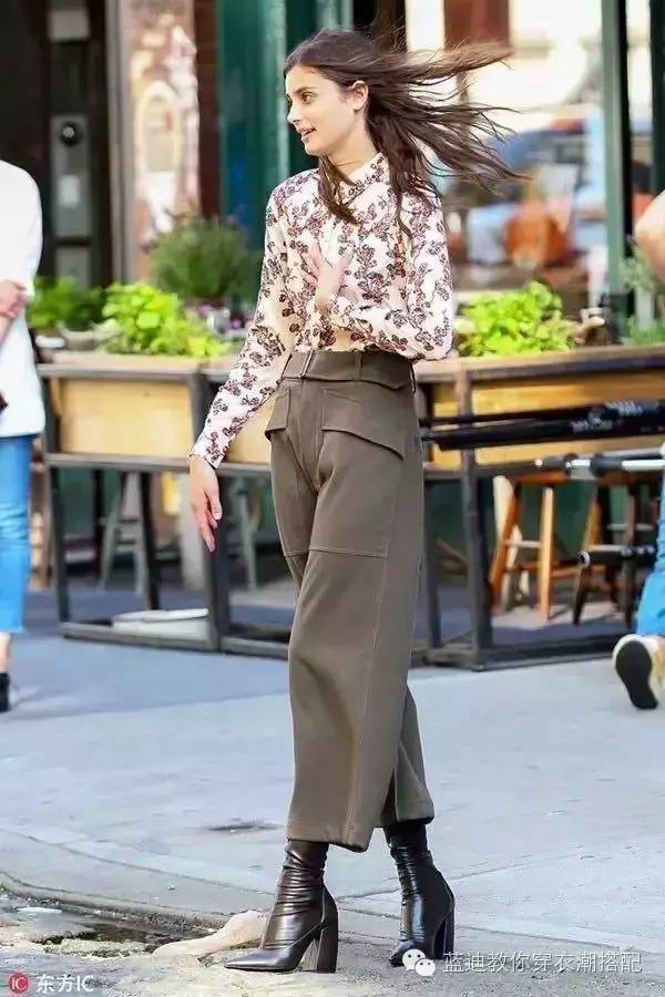 杨幂下衣消失搭配长筒靴,杨幂过膝靴里都穿了啥