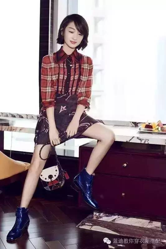 杨幂下衣消失搭配长筒靴,杨幂过膝靴里都穿了啥