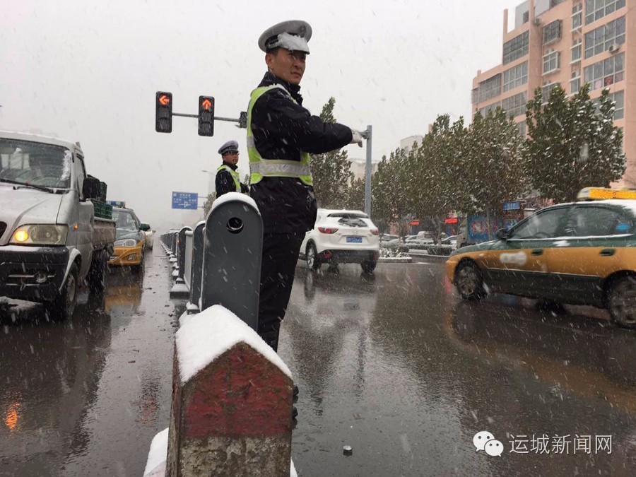 「降雪路况」市区道路交通平稳多条高速公路封闭我市长途汽车全线停运飞机场和铁路均未受到影响