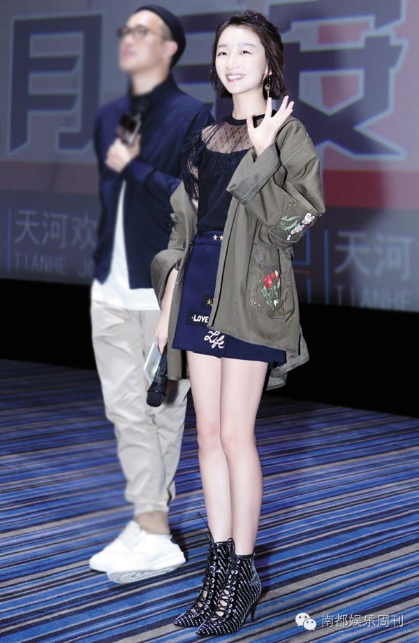 杨紫赵丽颖机场撞衫,杨紫周冬雨影后对比