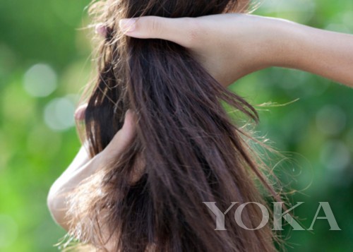 头发很油贴头皮有静电怎么去除,头发静电消除的小妙招没有精油